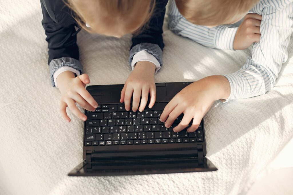 how to find out who your kid is chatting with